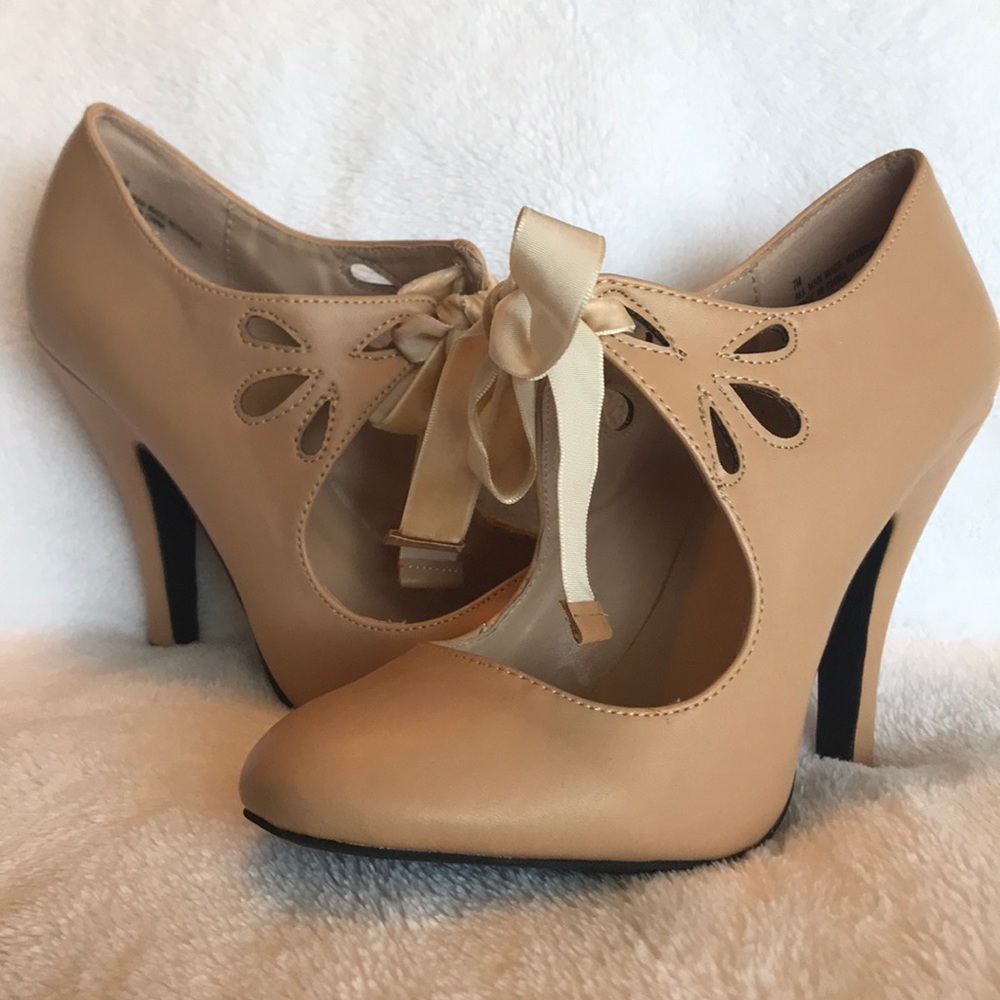 Dolce by Mojo Moxy - NWOT nude gatsby style heels